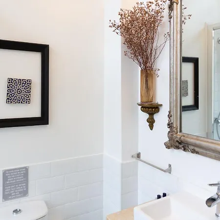 Portuguese Charm In Apartment Lissabon